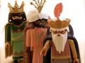 Tres figuras de juguete con trajes reales y coronas, posiblemente representando a los Reyes Magos.