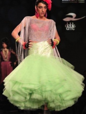 Claudia Revuelta debuta sobre la pasarela 