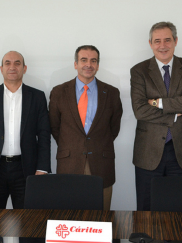 Grupo de personas en una reunión empresarial, con logotipos de Carilus y Aqualia en la mesa.