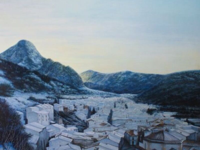 Imagen de una pintura que muestra un pueblo nevado rodeado por montañas. El cielo está claro y el paisaje es majestuoso, con detalles en blanco y negro que representan la nieve.