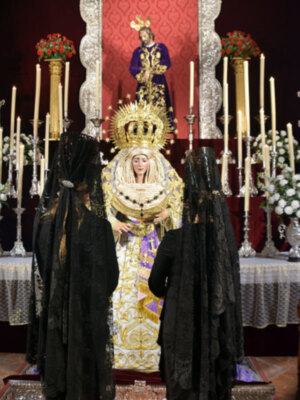 Ntra. Sra. de la Esperanza reina en los días de su cultos de Triduo en Alcalá del Río