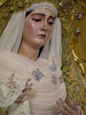 Alcalá del Río celebra su virgen de las Angustias vestidas de blanco