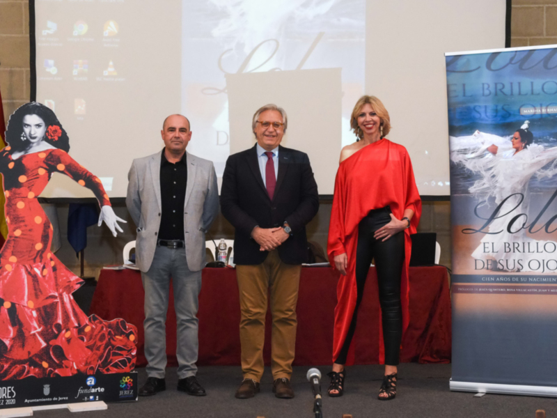 Presentación de la película "El Brillo de sus Ojos" con actores y director en el escenario.