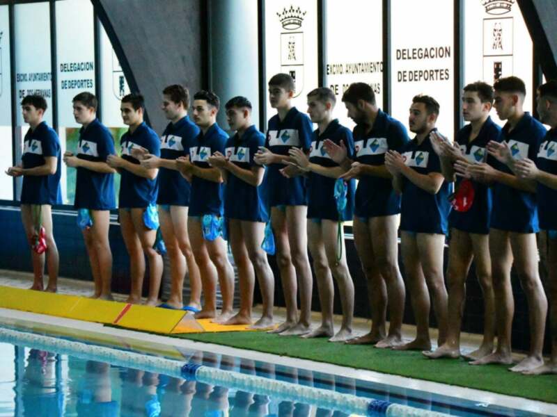 Jóvenes nadadores formando una línea en la piscina.