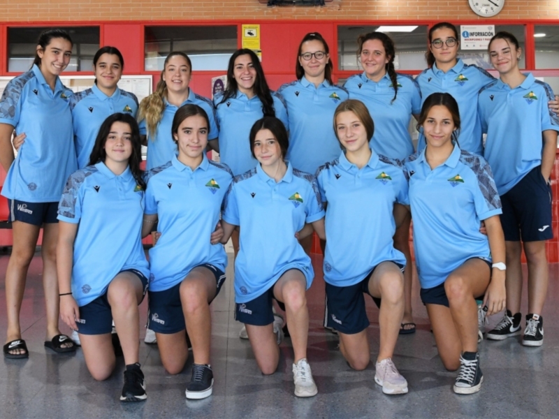 Estudiantes en uniforme azul posando para una foto.