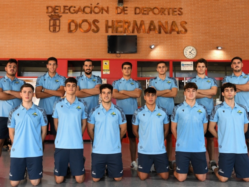Equipo de fútbol juvenil posando frente a la Delegación de Deportes en Dos Hermanas.