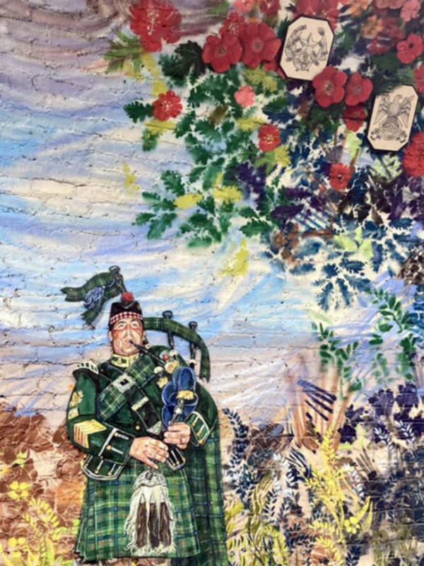 Un retrato de un hombre vestido con traje escocés, tocado con una capa y tocado con un sombrero tradicional. Detalle de un personaje en un cuadro, posiblemente una escena histórica o cultural.