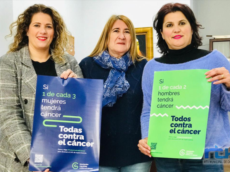 Tres mujeres sostienen carteles promoviendo la prevención del cáncer, destacando estadísticas y la importancia de la detección temprana.