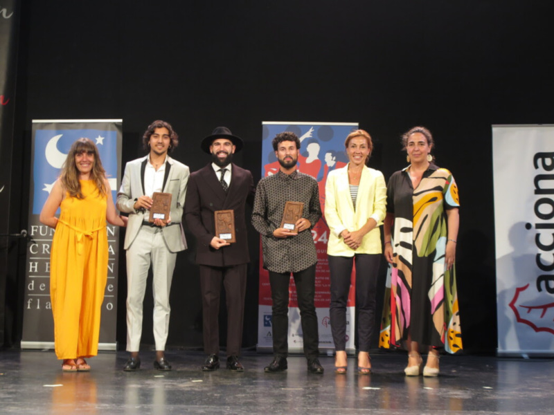 Premiación en un evento cultural, personas recibiendo reconocimientos en un escenario.