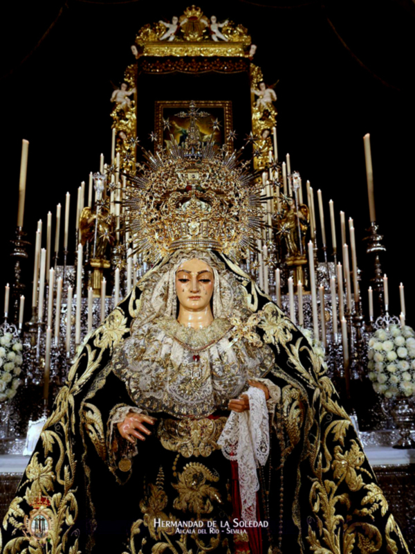 La Reina de Alcalá del Río baja al Presbiterio para recibir el amor de su pueblo