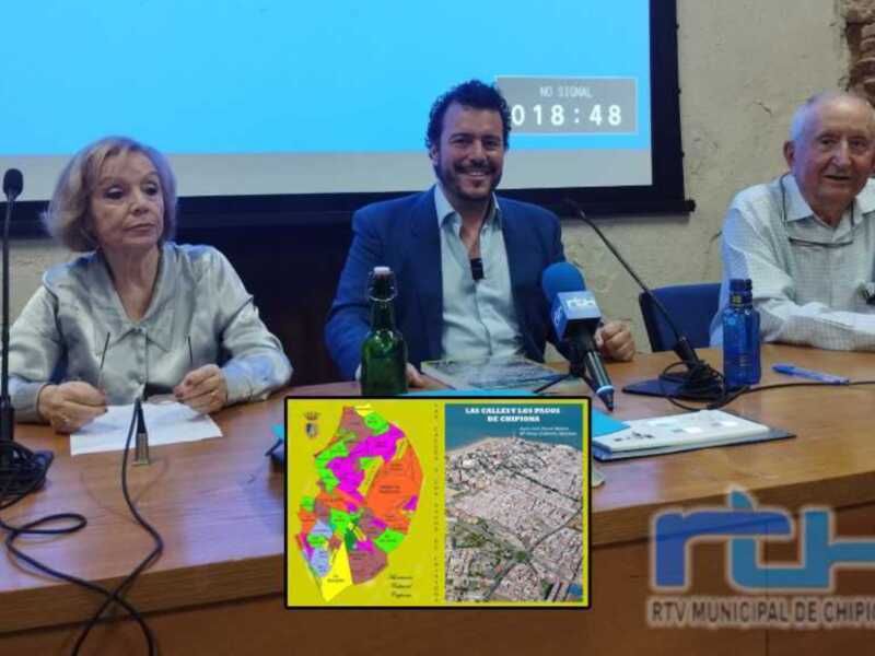Sesión informativa en el Ayuntamiento de Chipiona, con un mapa del municipio y una imagen de la alcaldesa junto a otros dos miembros de la administración.