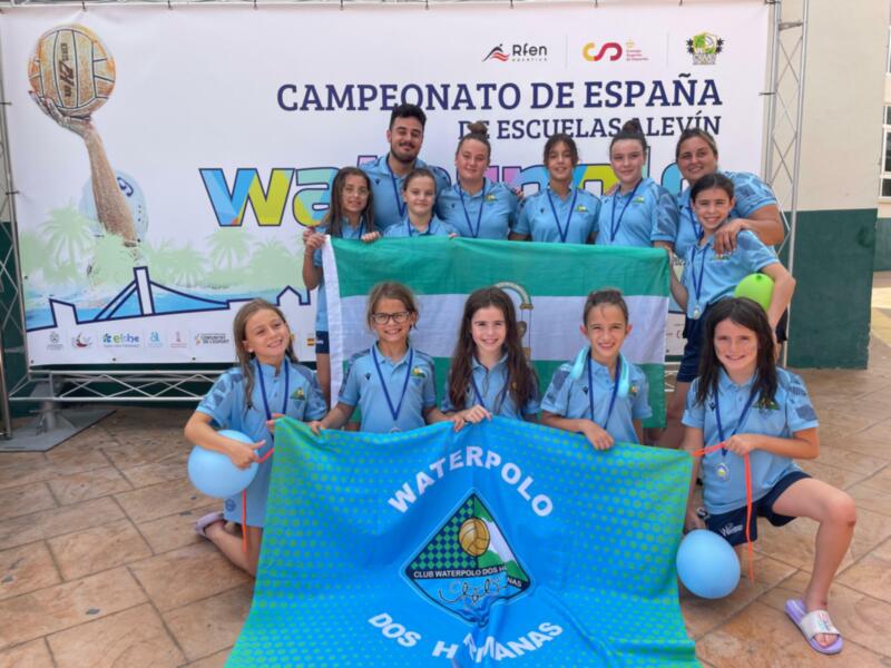 Equipo de waterpolo infantil celebrando en el Campeonato de España de Escuelas Alevín.