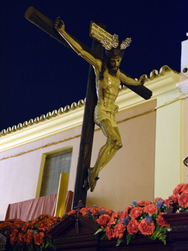 Alcalá del Río se reúne en oración ante el Santísimo Cristo del Buen Fin, obra de Roque Balduque