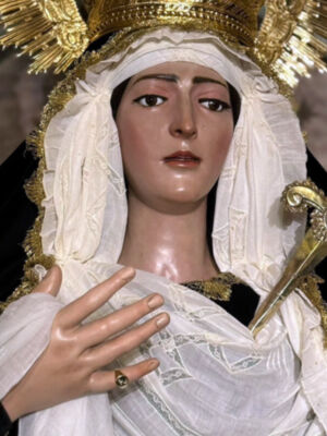  La Virgen de la Esperanza se viste de luto por los fieles difuntos de Alcalá del Río