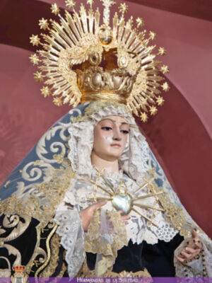  La Virgen de los Dolores, vestida de luto en noviembre en memoria de los Fieles Difuntos en Alcalá del Río