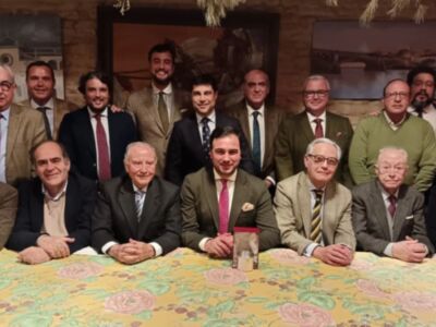 Los pregoneros de las Glorias entregan a Moisés Ruz el jarrillo de lata para el pregón