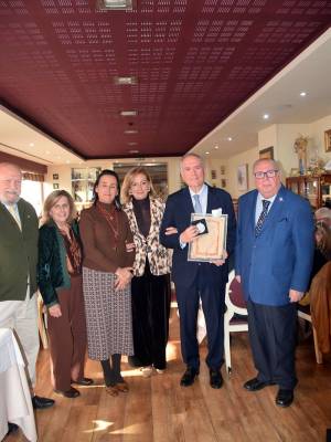 El Dr. D.Luis Capitán Morales recibe la Medalla de Plata del Ateneo de Triana y el nombramiento como presidente de la misma.