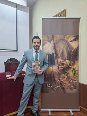  Fran Ávila presenta “Mi voz desde el Atril” en el Miércoles de Ceniza ante una destacada representación del mundo cofrade sevillano.