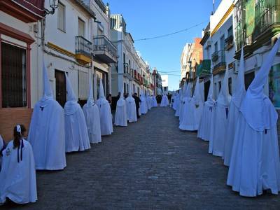 La tradición centenaria del Nazareno y la Esperanza vuelve a recorrer con solemnidad las calles ilipenses de Alcalá del Río