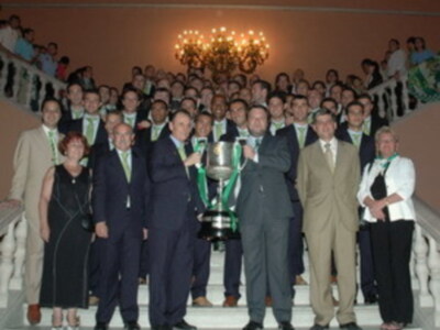 El Betis ofrece la Copa del Rey a Jesus del Gran Poder de Sevilla y hoy al presidente de Andalucia