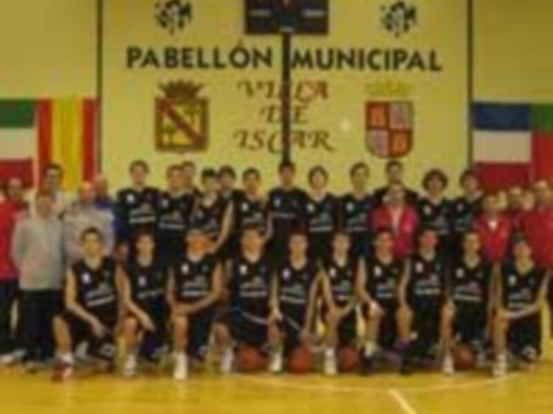 Equipo de baloncesto posando en el pabellón municipal.