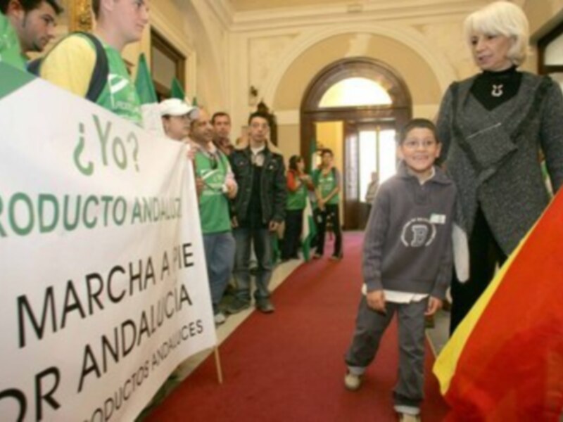 Marcha Andaluza por el Producto Andaluz, evento en el que jóvenes y adultos participan con pancartas y banderas.