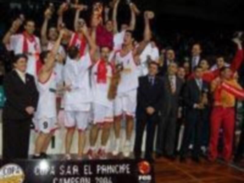 Equipo de baloncesto celebrando un título de campeonato en el Salón de Prensa del Príncipe, año 2004.