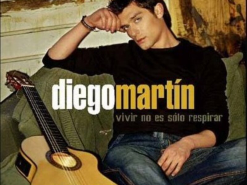 Diego Martín, con una guitarra acústica y un mensaje inspirador sobre vivir más allá de la simple respiración.