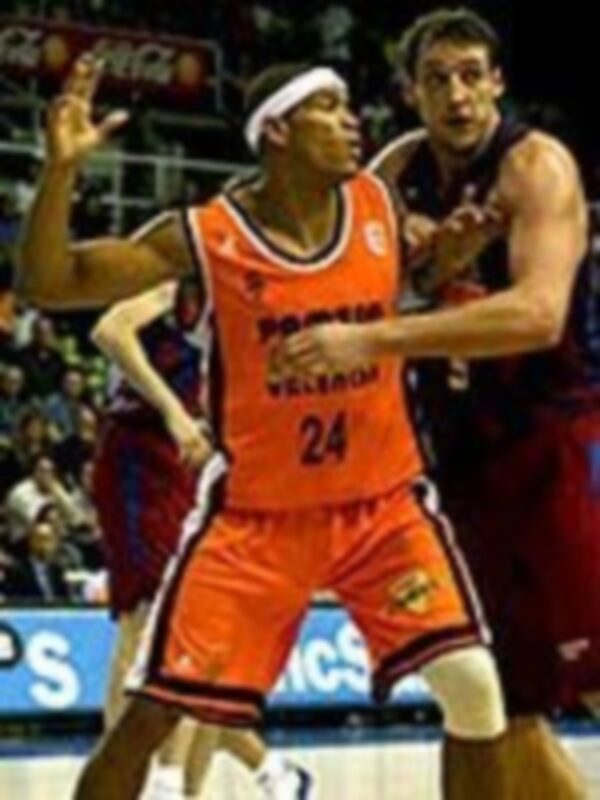 Dos jugadores de baloncesto en acción, uno con camiseta naranja y otro con camiseta roja. El jugador en el centro tiene el número 24 en su uniforme.