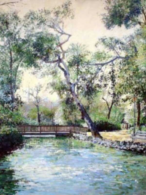 Pintura de un tranquilo lago rodeado por árboles altos y una pequeña pista de madera. La escena es idílica, con el agua cristalina y la vegetación abundante.