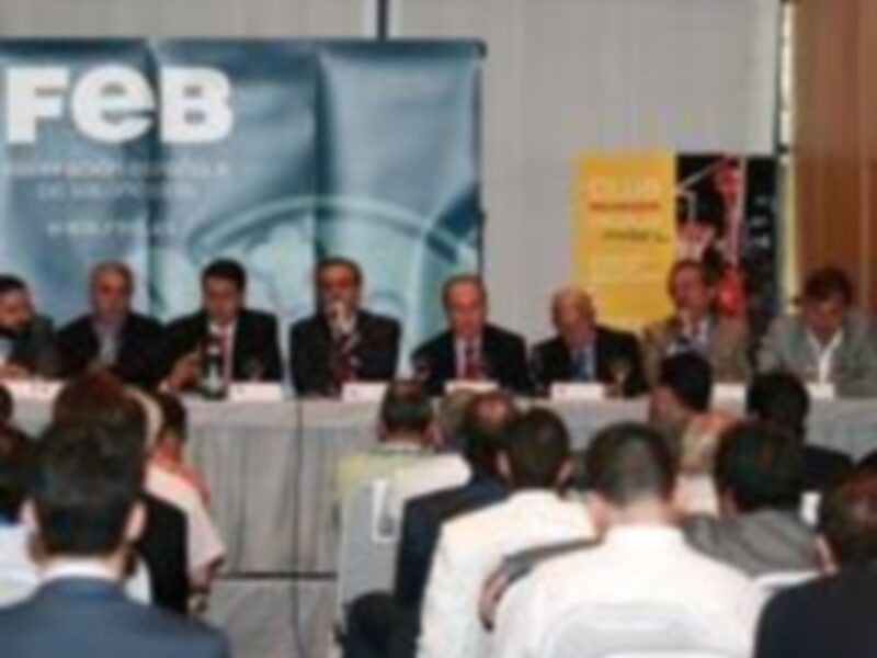 Presentación de un evento de la FEB, con personas sentadas en una sala de conferencias.
