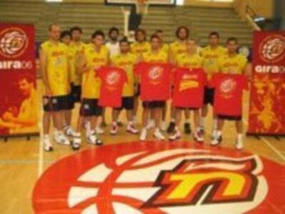 Los aficionados de la comunidad valenciana a batir el récord de seguidores vestidos de rojo