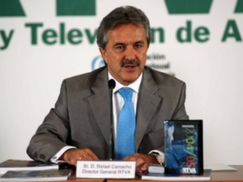 El hombre está en una presentación o conferencia, con un fondo que incluye el logotipo de RTVA y una publicación titulada "Proyecto 40".