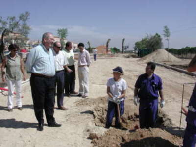 Gines: el Alcalde visita las obras de construcción del nuevo parque de la barriada de Guadaljarafe