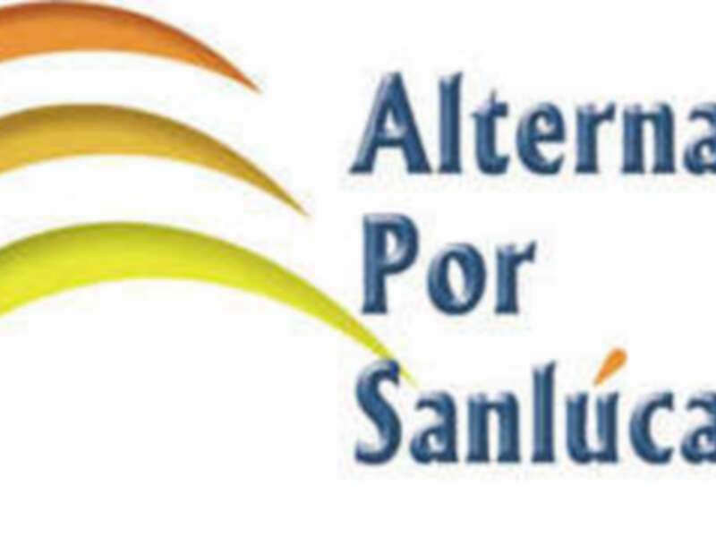 Logotipo de Alternativa por Sanlúcar con tres bandas de color naranja, amarillo y verde, y el nombre de la organización en letras blancas.