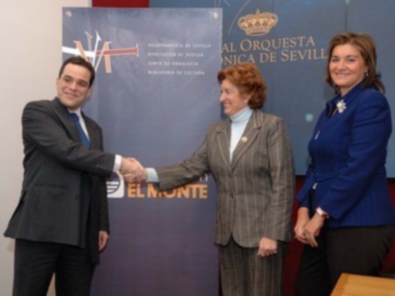 El pie de foto: Presentación oficial de la Orquesta Sinfónica de Sevilla, con tres personas en un ambiente formal.