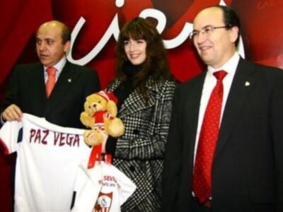 Paz Vega recibió de manos del Presidente del Sevilla F.C un regalo para su bebé