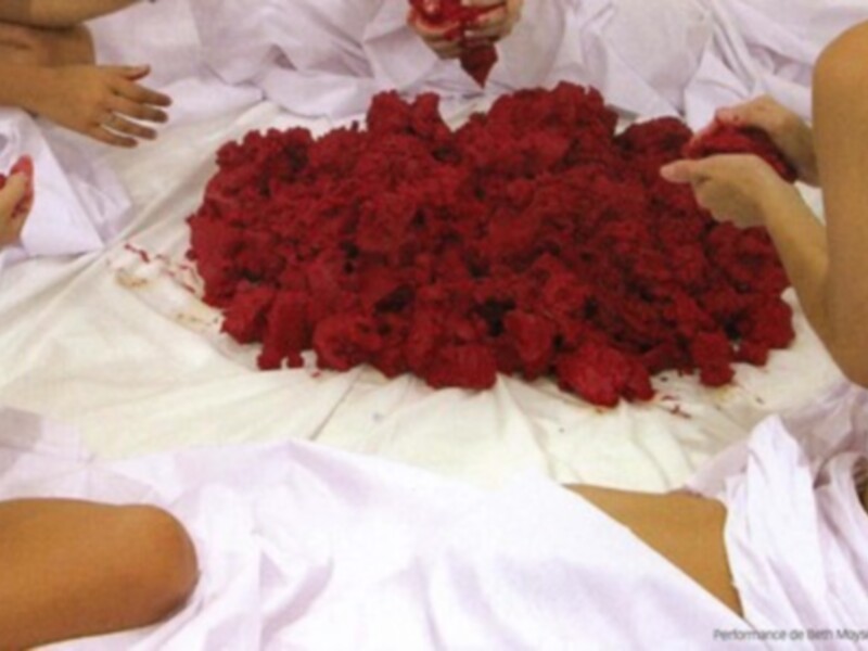 Una figura humana con una expresión de dolor, rodeada por un corazón hecho de flores rojas.