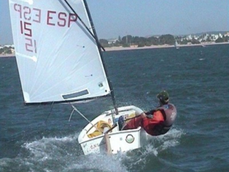 Vela de vela en acción en el mar, con el número de la embarcación visible.
