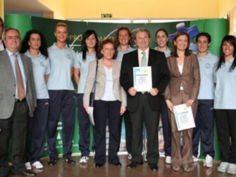 Equipo deportivo celebrando un logro junto a una autoridad.