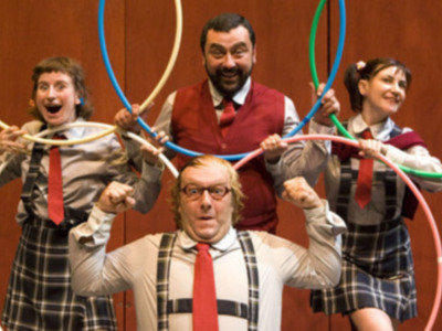 Los Ulen celebran sus 20 años con el estreno de Cum Laude en el Teatro Fígaro de Madrid