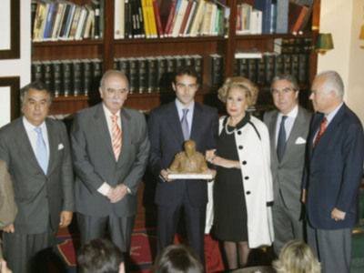 Enrique Ponce recogió el I Trofeo Memorial Manolo Vázquez
