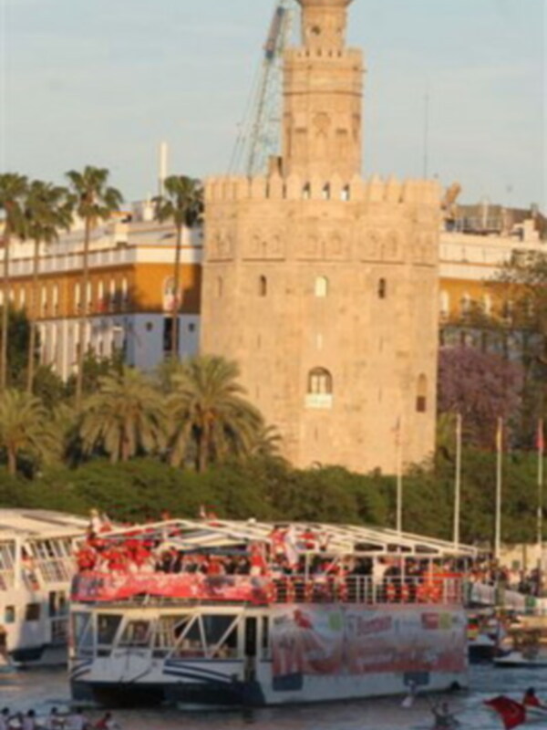 Puerto de El Cairo con el Torreón del Oro y un ferry turístico.