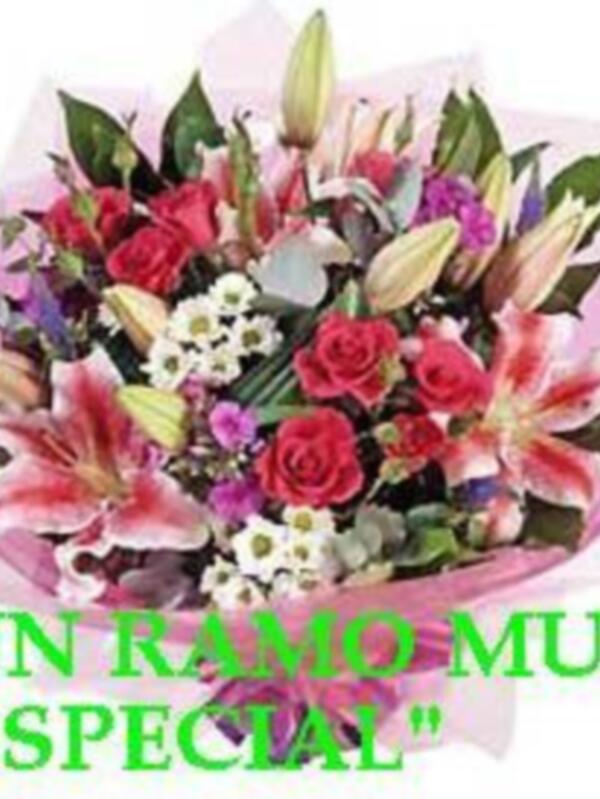 Un ramo muy especial de flores coloridas, incluyendo liliums y rosas, envuelto en papel de seda rosa.