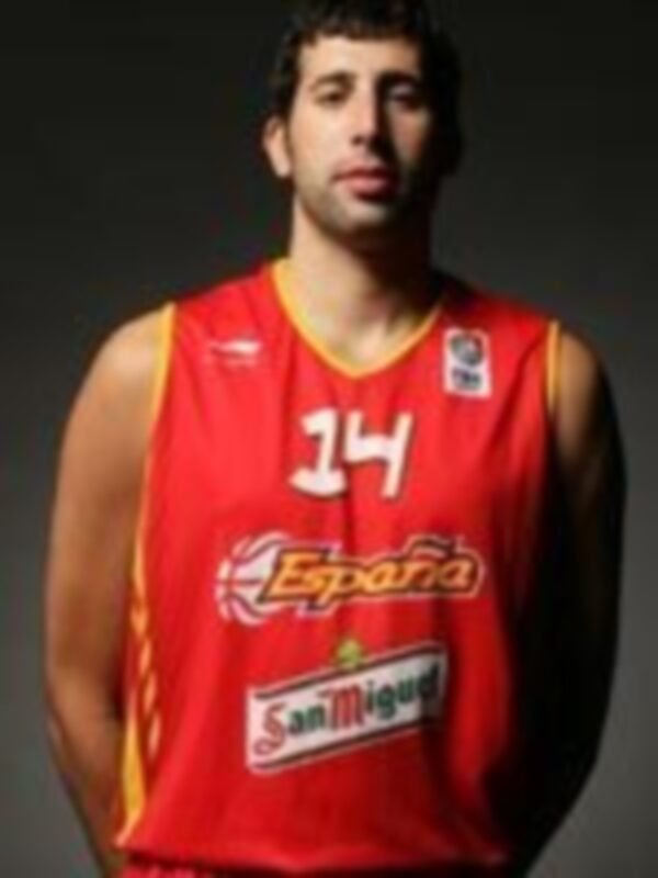 Un jugador de baloncesto con una camiseta roja y amarilla, número 14, posando para la foto.