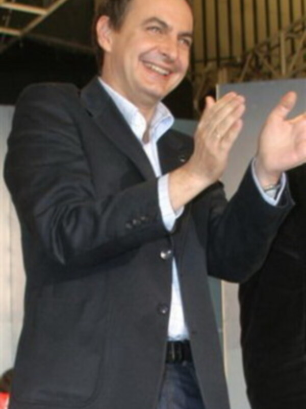 El hombre está sonriendo y aplaudiendo con una expresión de alegría.