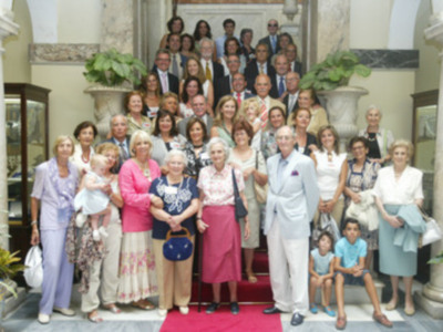 La alcaldesa de Cádiz recibió hoy en el ayuntamiento a la familia Hernández de Castro