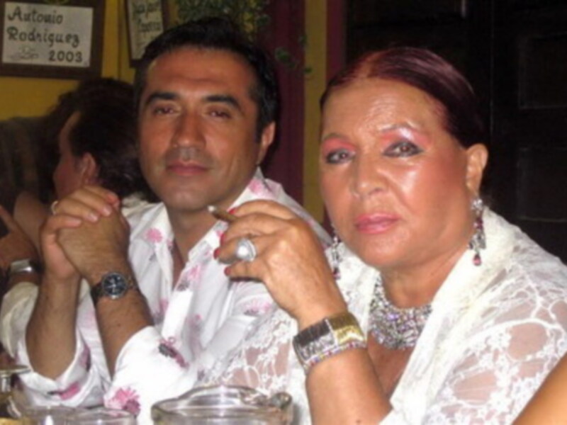 Antonio Rodríguez, 2009. Pareja en una celebración festiva con vestimentas elegantes y joyería destacada.