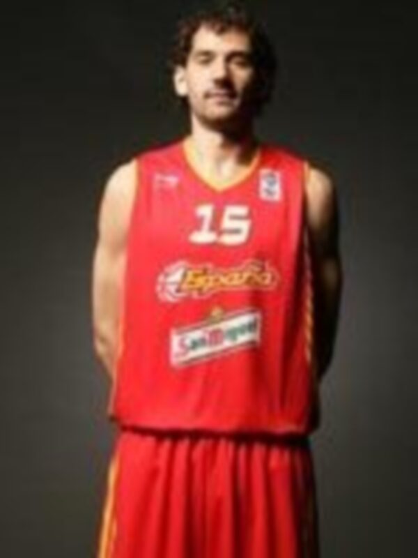 Un jugador de baloncesto con una camiseta roja y amarilla, número 15.