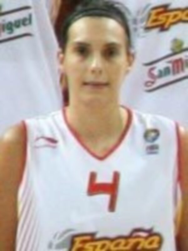 A una jugadora de baloncesto, con el número 4 en su camiseta. La camiseta lleva la bandera de España y el nombre "España" en la parte superior. La jugadora tiene una postura deportiva y parece estar en acción durante un partido.